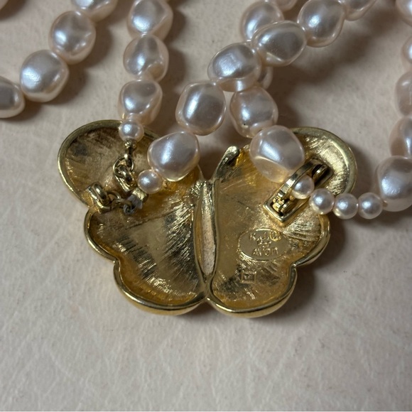 KJL For Avon Double Strand Of Pearls. A Gold Tone, Lacquered Butterfly - Picture 6 of 6